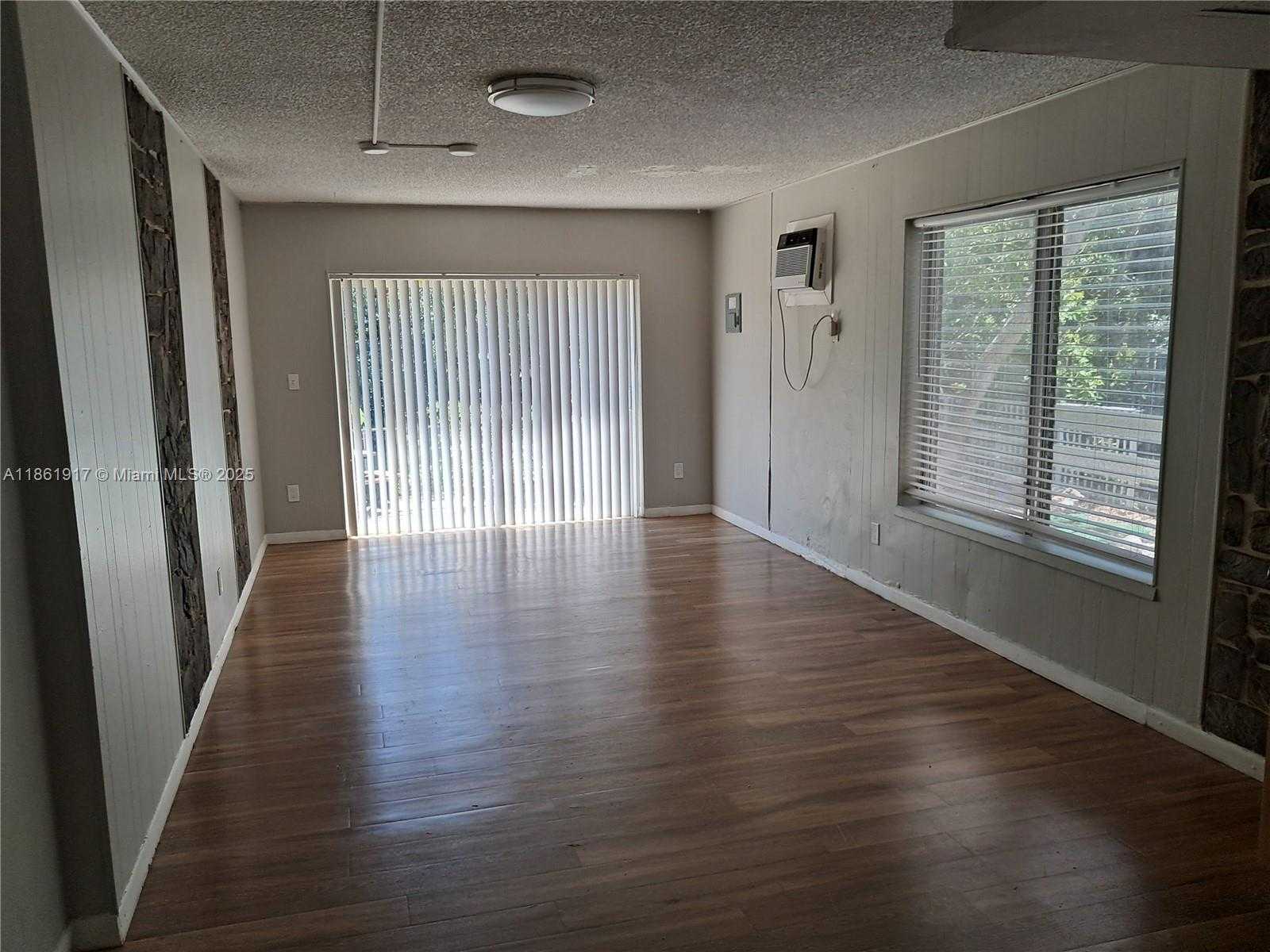 Small Image of 13025 EMERALD DR #254, North Miami Number 7