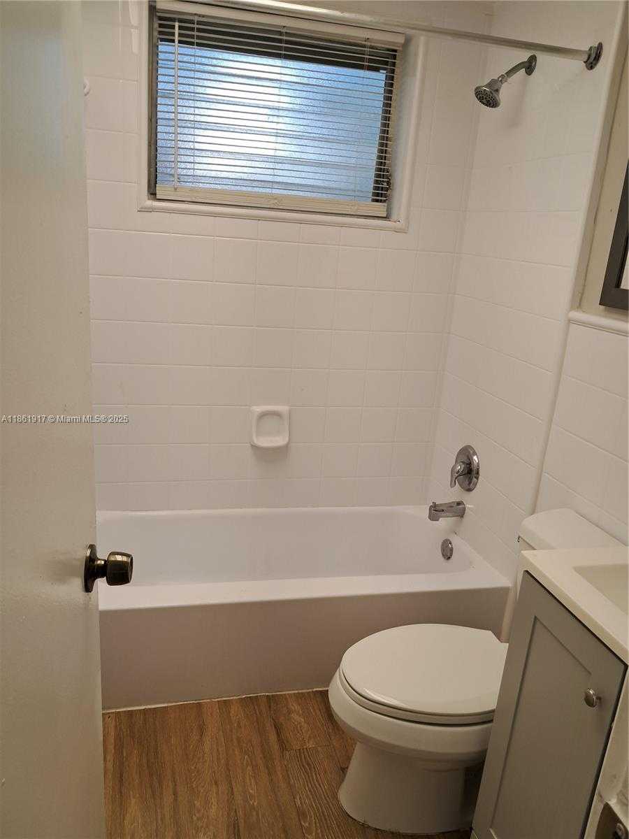 Small Image of 13025 EMERALD DR #254, North Miami Number 9
