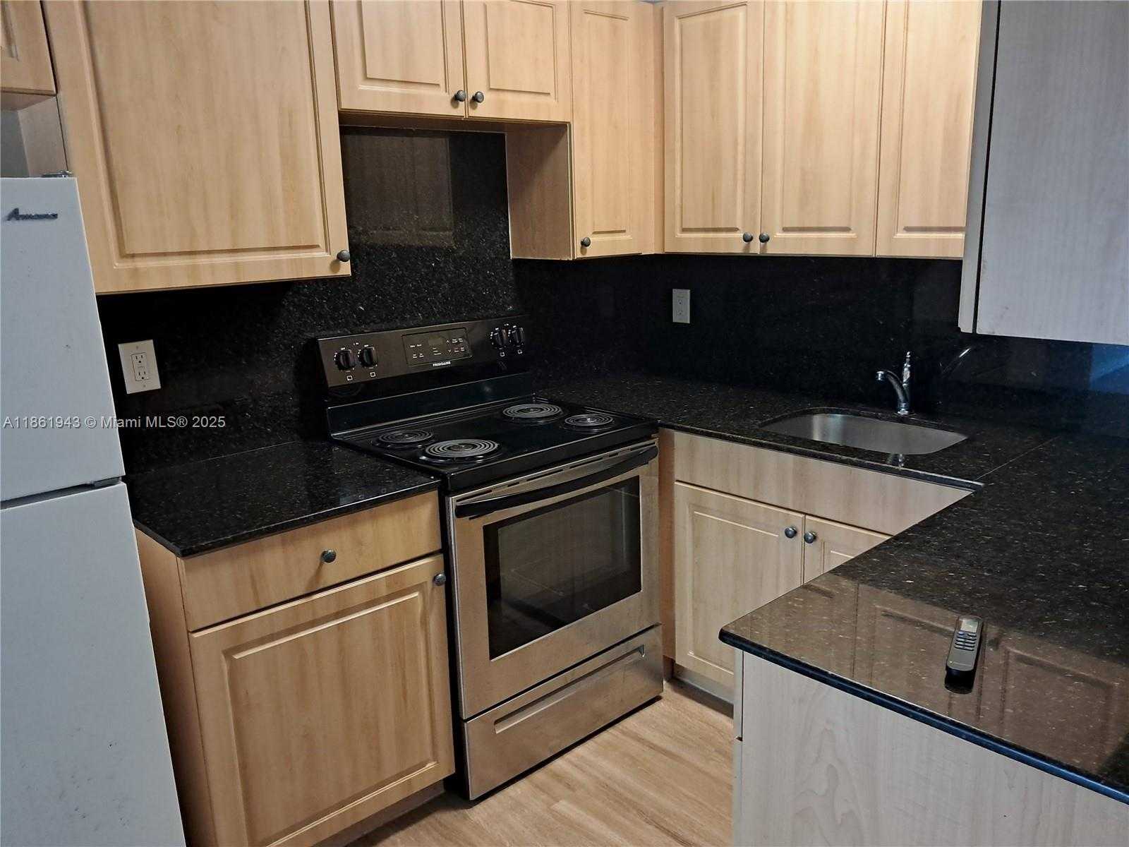 Small Image of 13025 EMERALD DR #255, North Miami Number 10