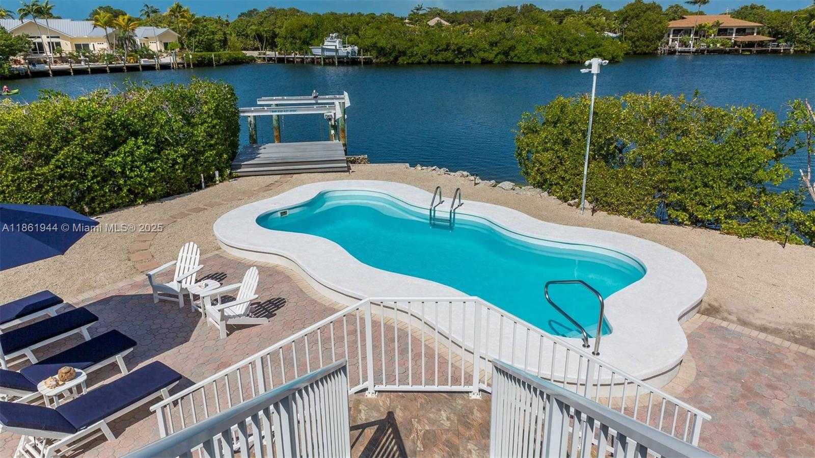 Small Image of 7760 AVIATION BLVD, Marathon Number 3