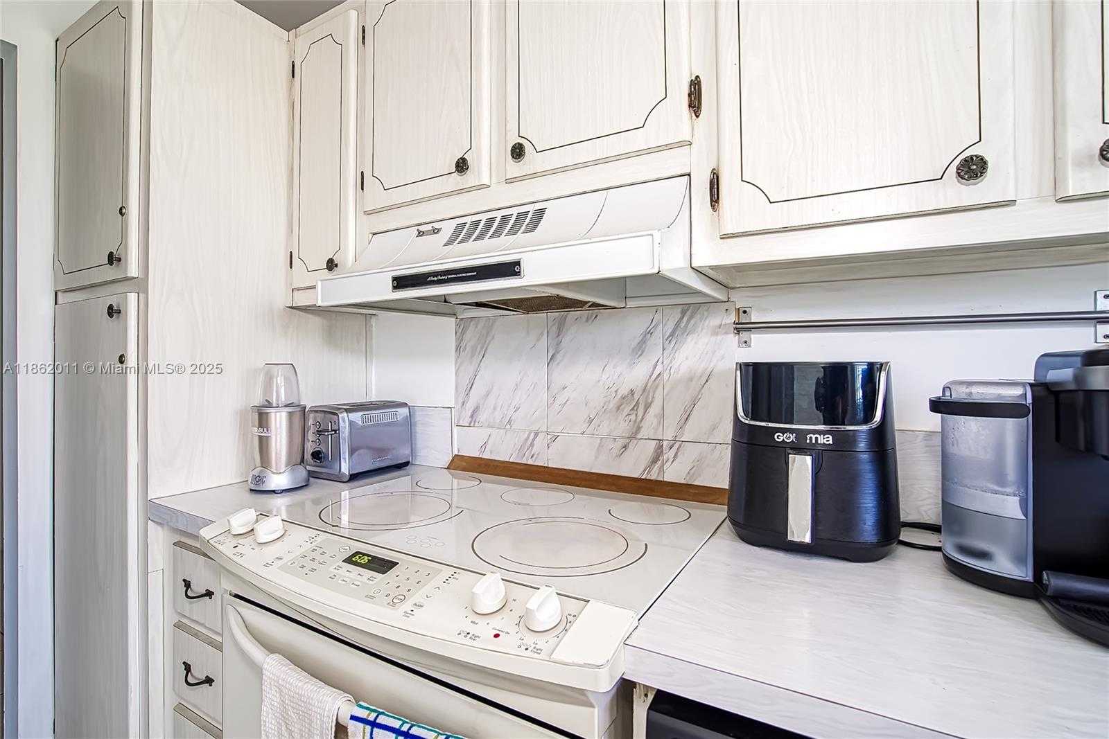Small Image of 300 LAYNE BLVD #302, Hallandale Beach Number 3