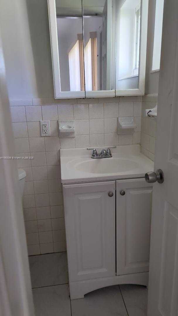 Small Image of 1546 ARTHUR ST #1A, Hollywood Number 4