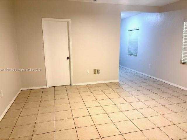 Small Image of 828 SALZEDO ST #828, Coral Gables Number 5