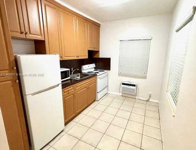 Small Image of 828 SALZEDO ST #828, Coral Gables Number 9