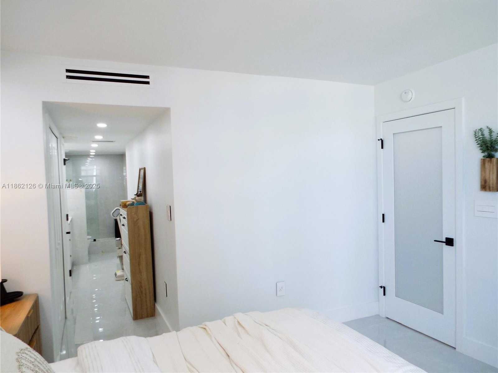 Small Image of 5701 COLLINS AVE #1619, Miami Beach Number 22