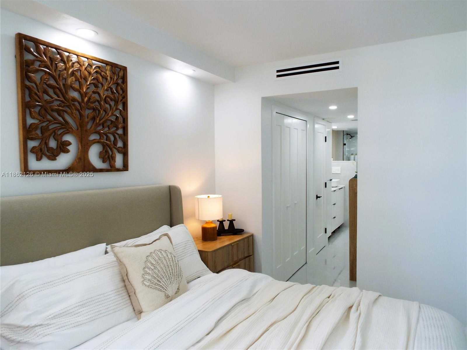 Small Image of 5701 COLLINS AVE #1619, Miami Beach Number 23