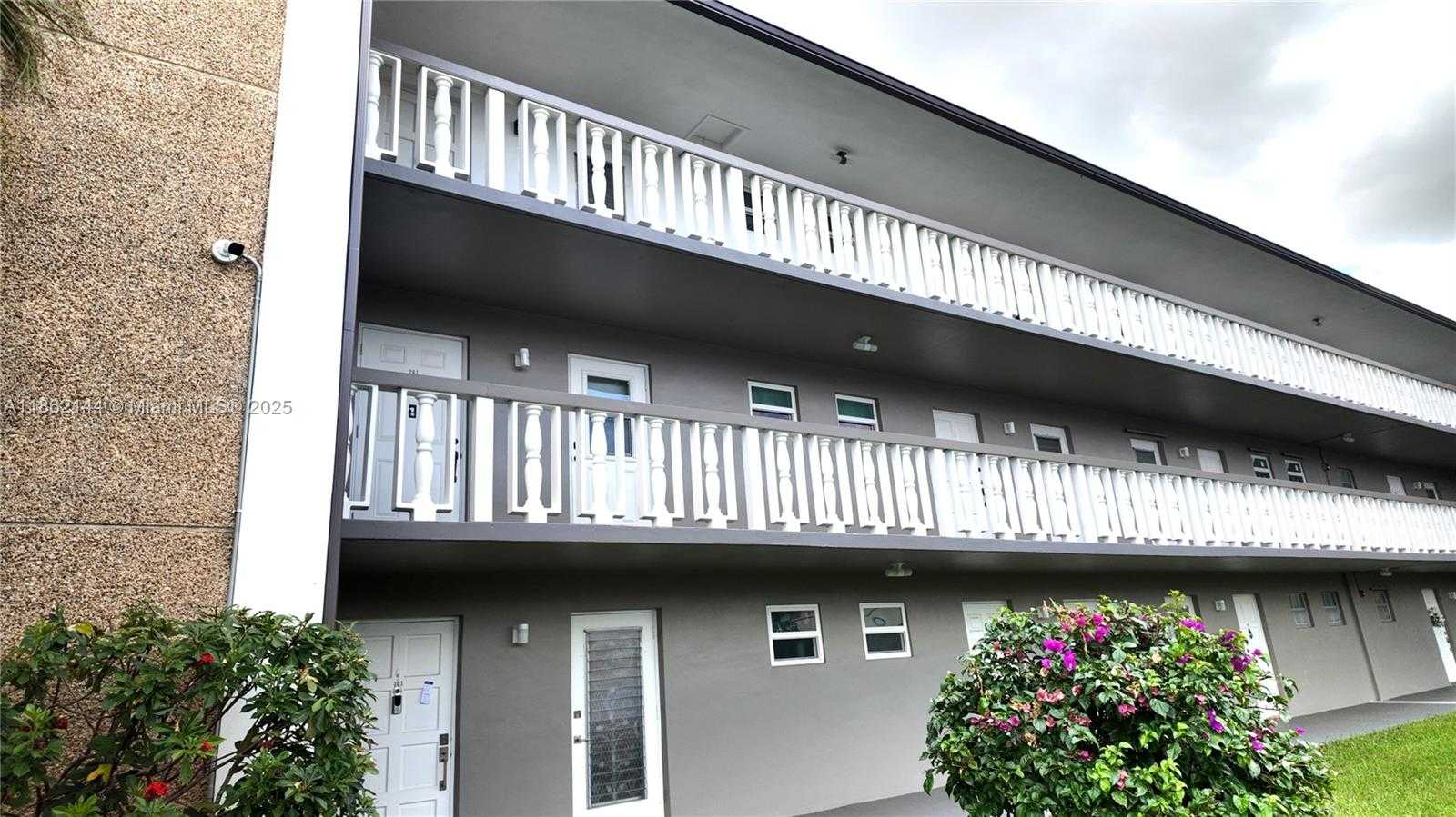 Small Image of 5200 WASHINGTON ST #302, Hollywood Number 3