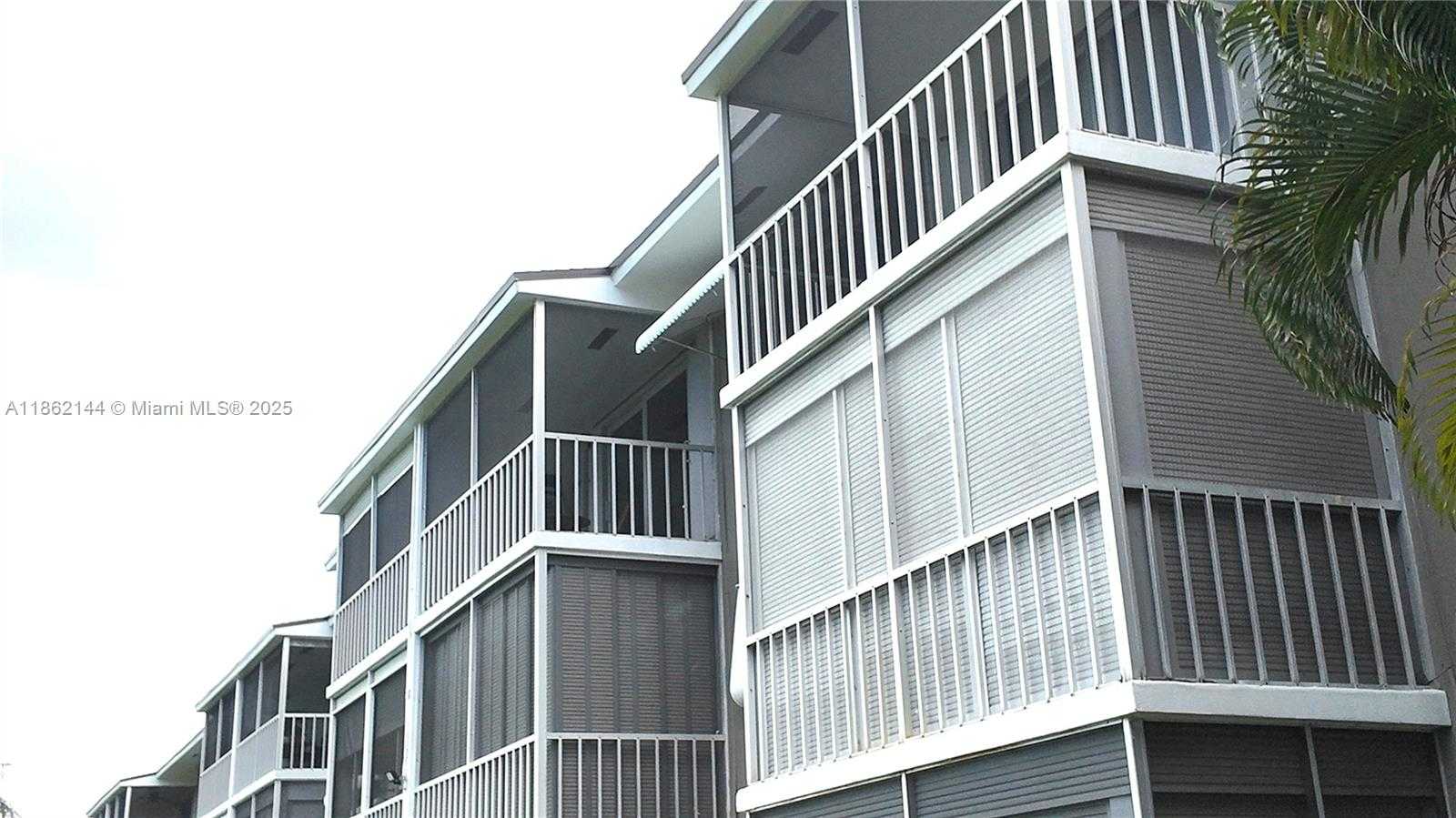 Small Image of 5200 WASHINGTON ST #302, Hollywood Number 4