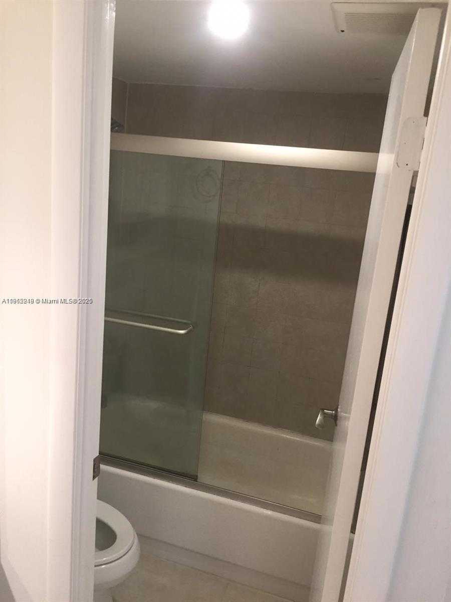 Small Image of 20335 E Country Club Dr, Aventura, FL 33180, USA Number 6