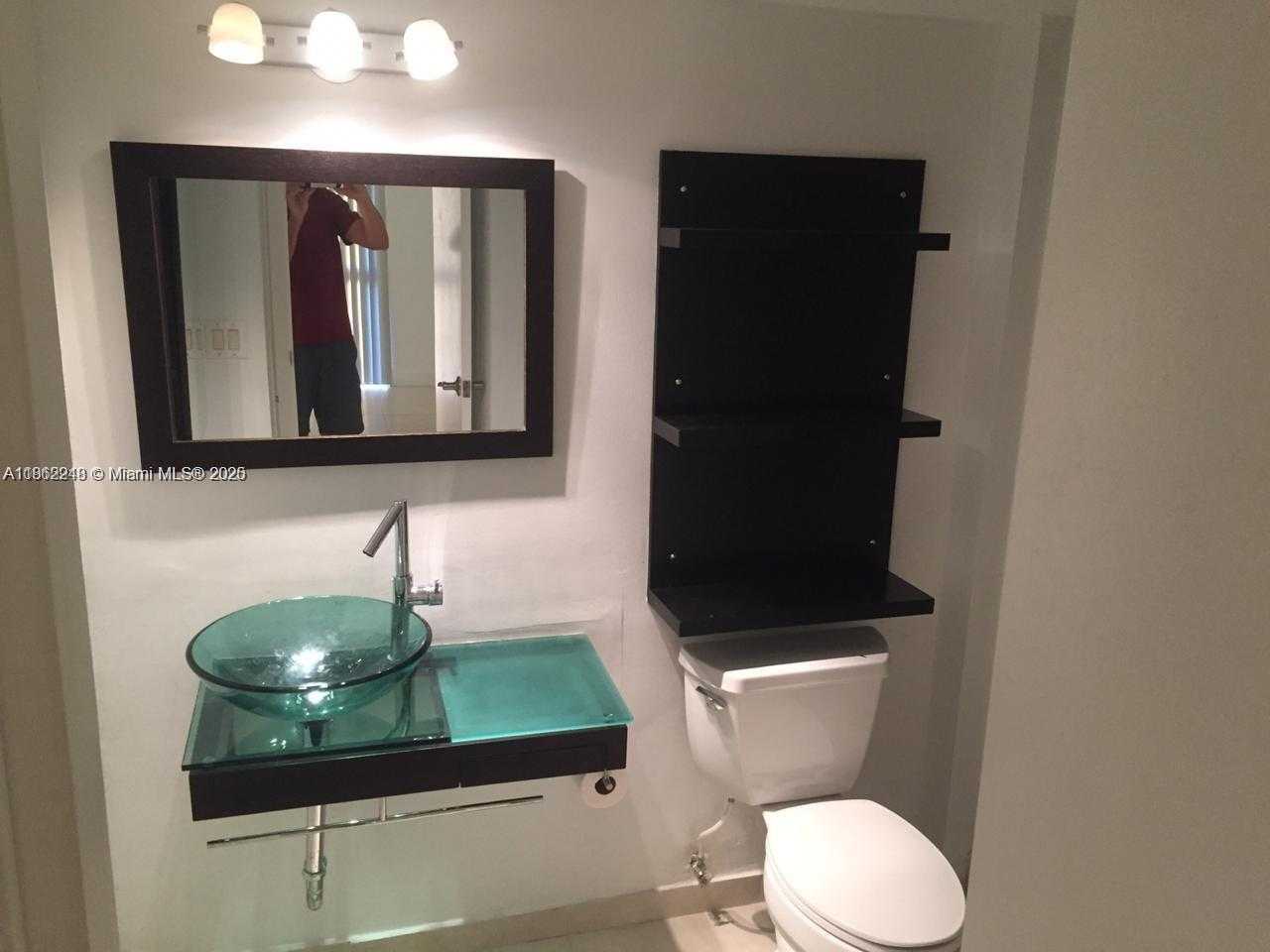 Small Image of 20335 E Country Club Dr, Aventura, FL 33180, USA Number 9