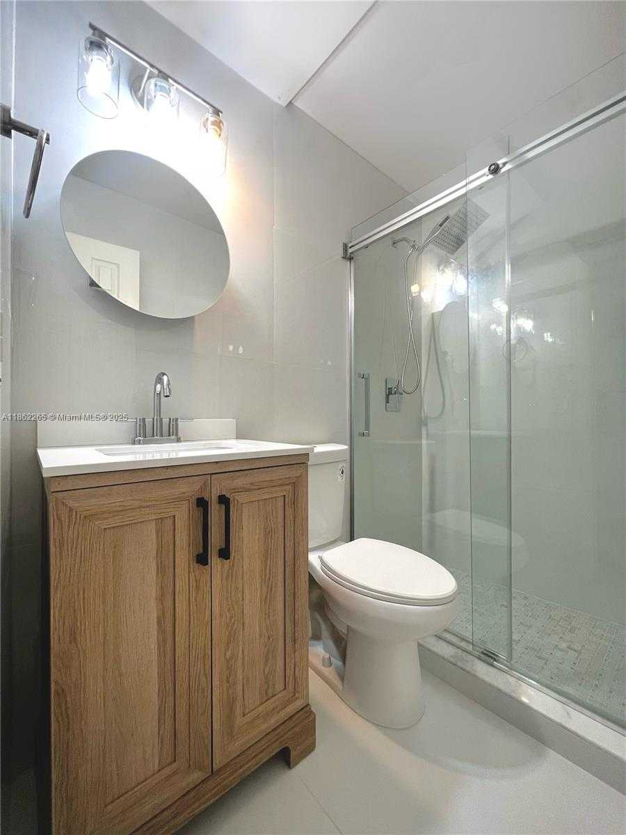 Small Image of 818 MERIDIAN AVE #8, Miami Beach Number 2