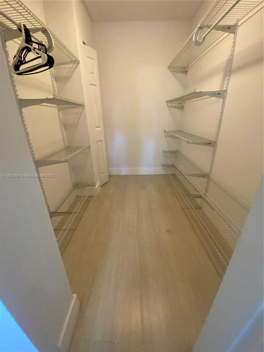Small Image of 8100 GENEVA CT #337, Doral Number 12