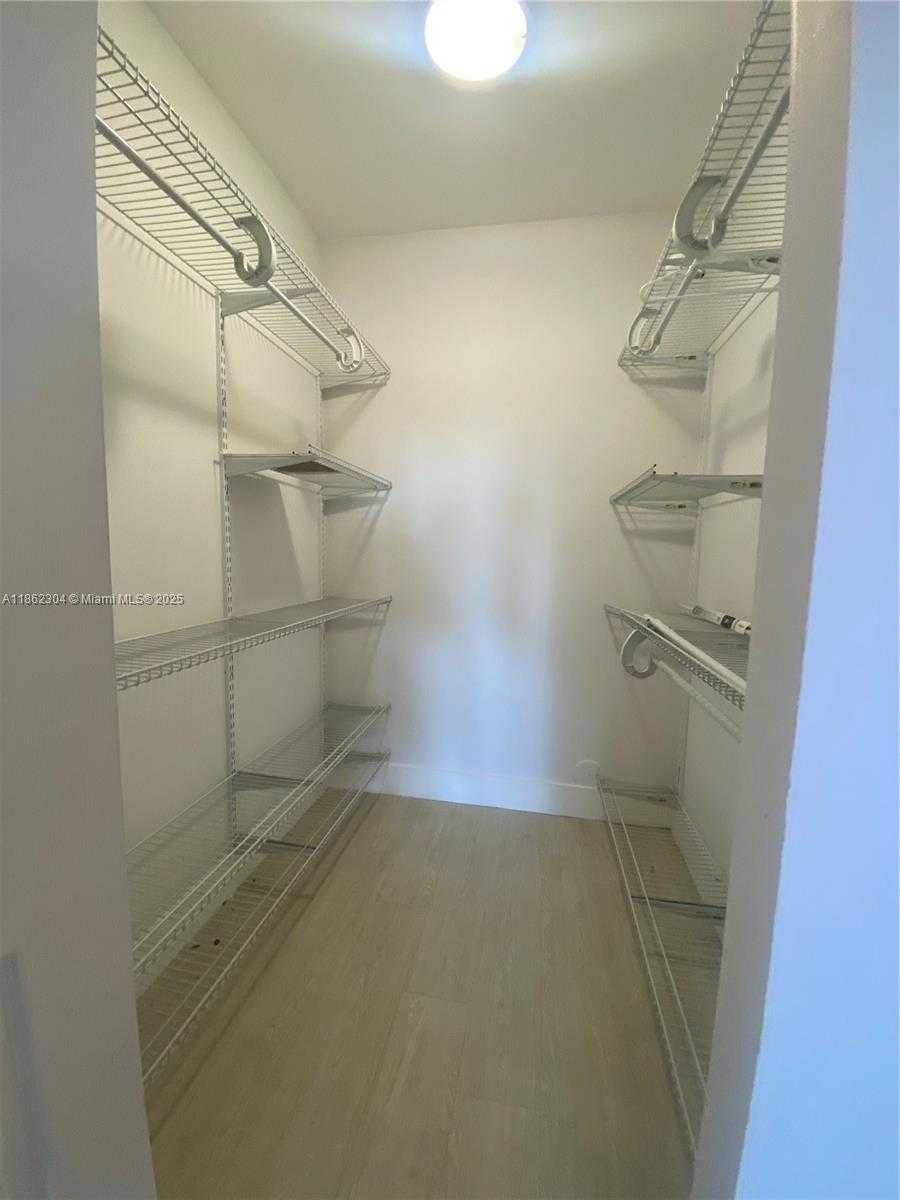 Small Image of 8100 GENEVA CT #337, Doral Number 15