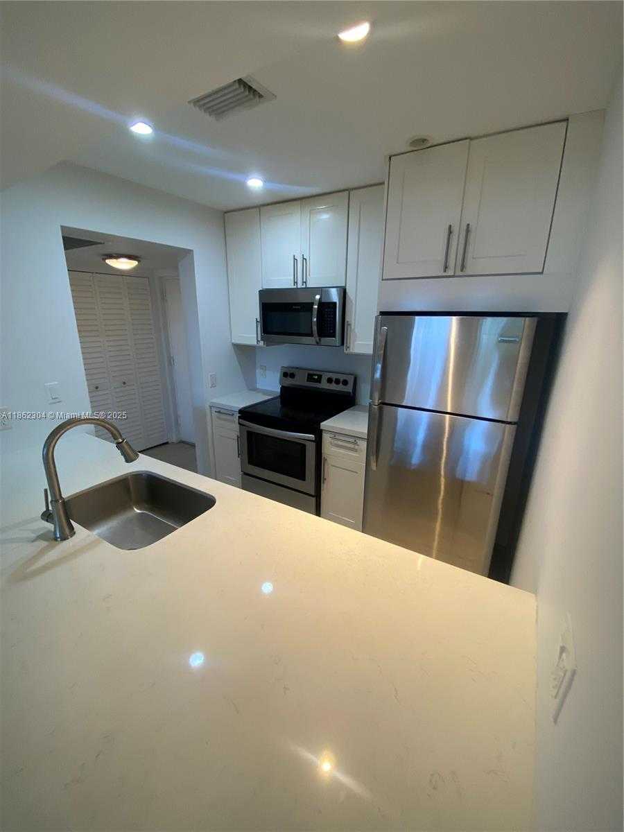 Small Image of 8100 GENEVA CT #337, Doral Number 7