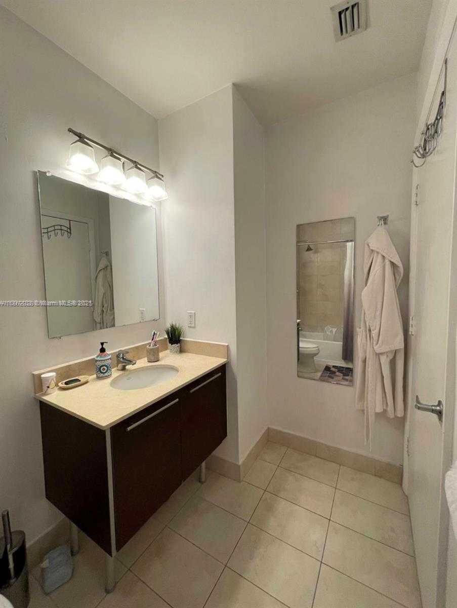 Small Image of 1900 NORTH BAYSHORE DR #810, Miami Number 8