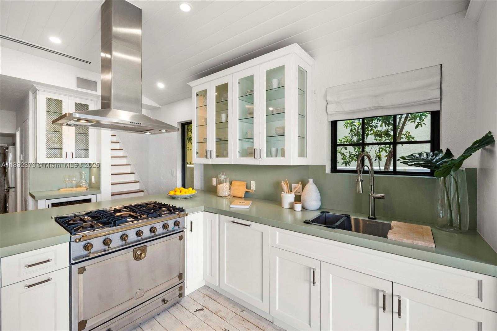 Small Image of 4640 NORTH BAY RD, Miami Beach Number 17