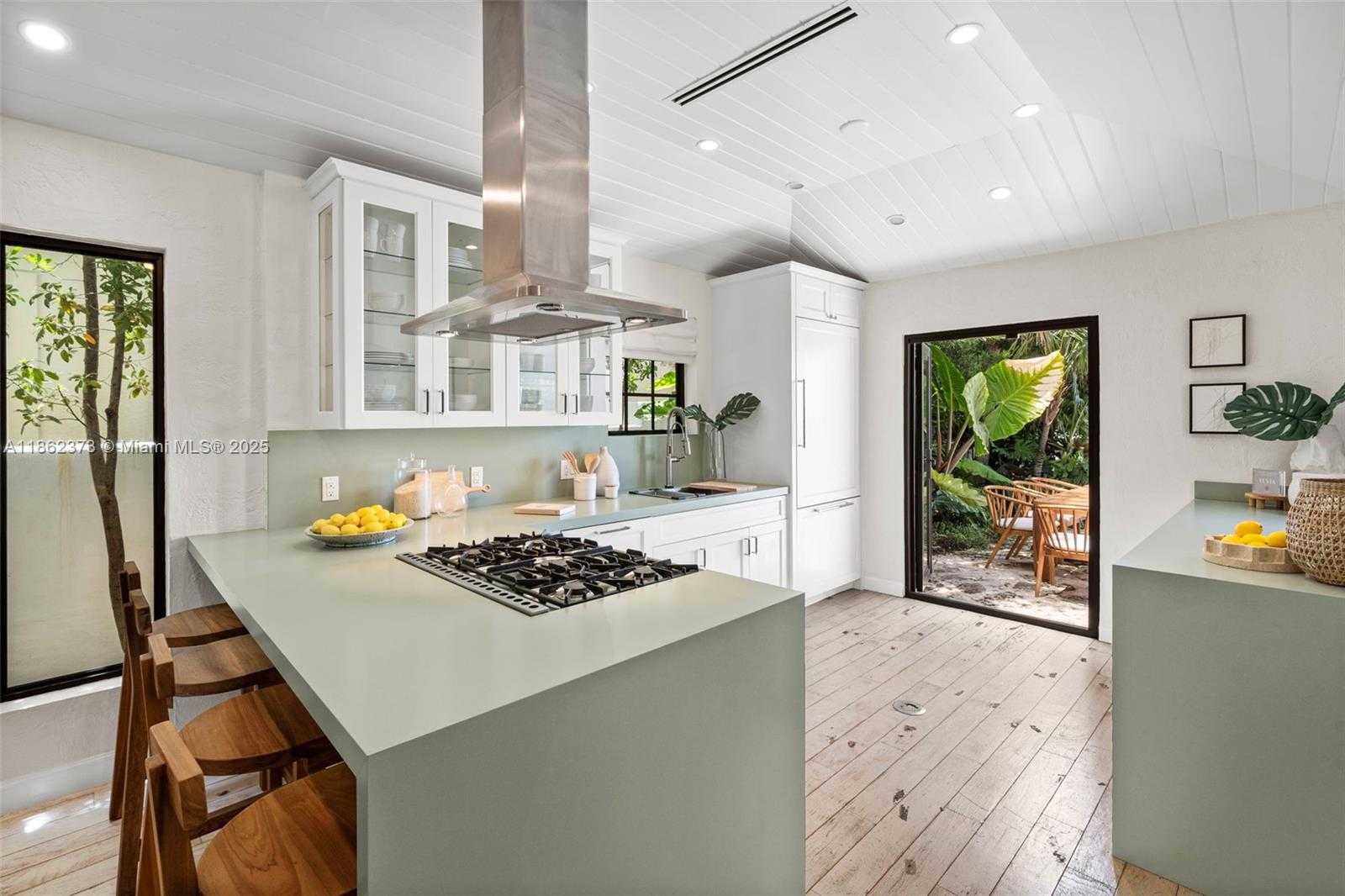 Small Image of 4640 NORTH BAY RD, Miami Beach Number 5