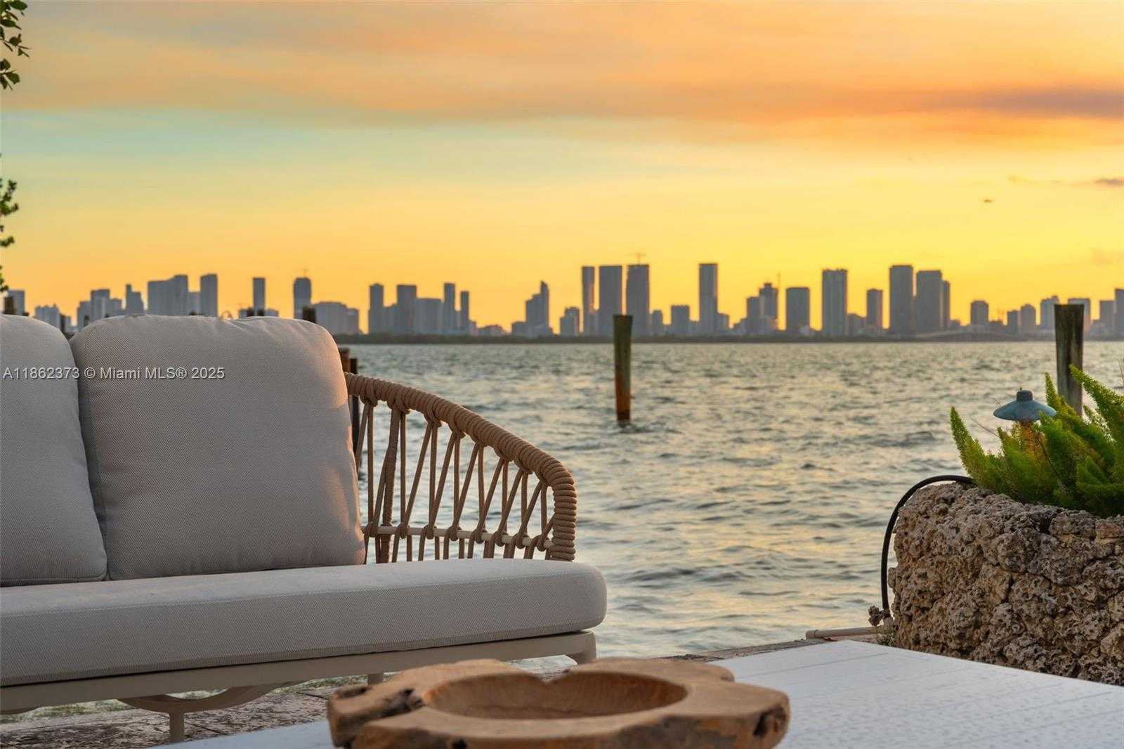 Small Image of 4640 NORTH BAY RD, Miami Beach Number 60