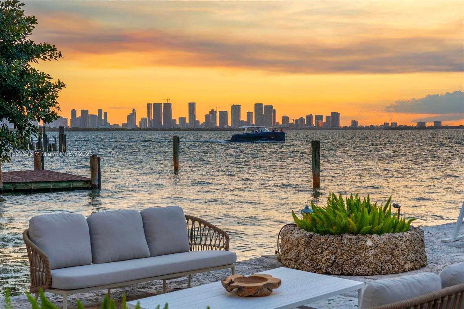 Small Image of 4640 NORTH BAY RD, Miami Beach Number 8