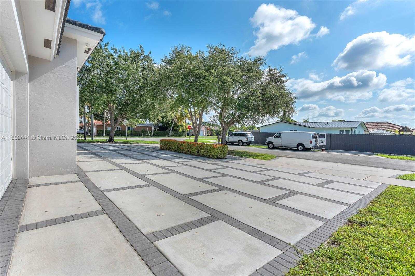 Small Image of 6402 SOUTH WEST 93RD PL, Miami Number 2