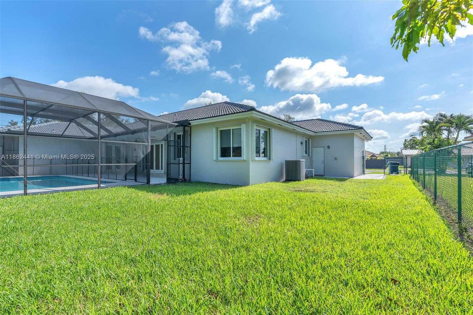 Small Image of 6402 SOUTH WEST 93RD PL, Miami Number 47
