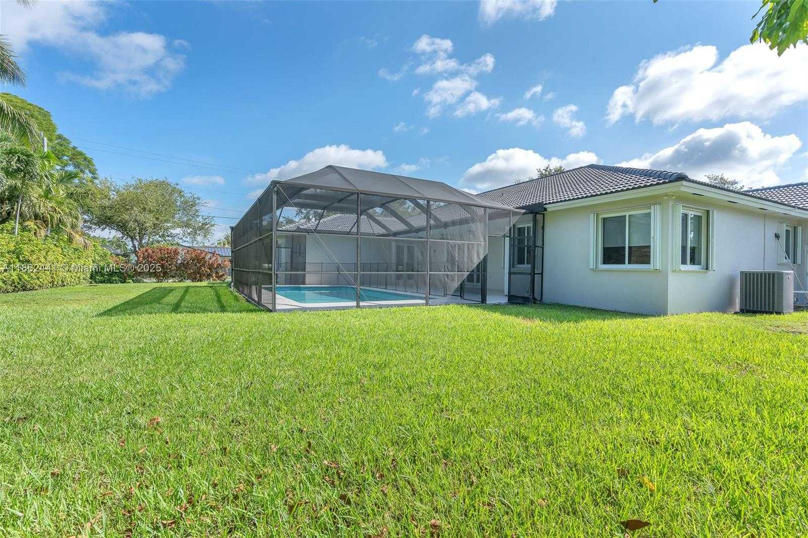 Small Image of 6402 SOUTH WEST 93RD PL, Miami Number 49