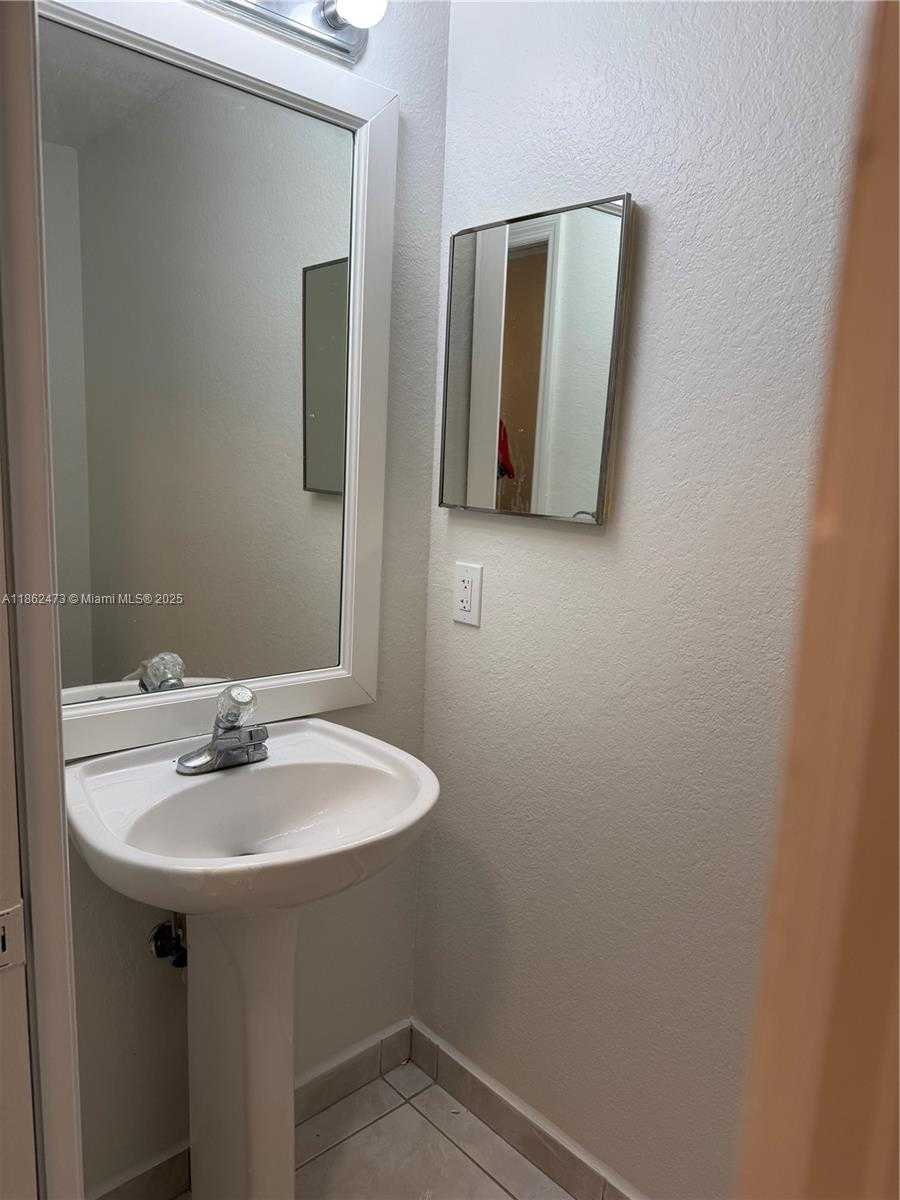 Small Image of Miami Number 12