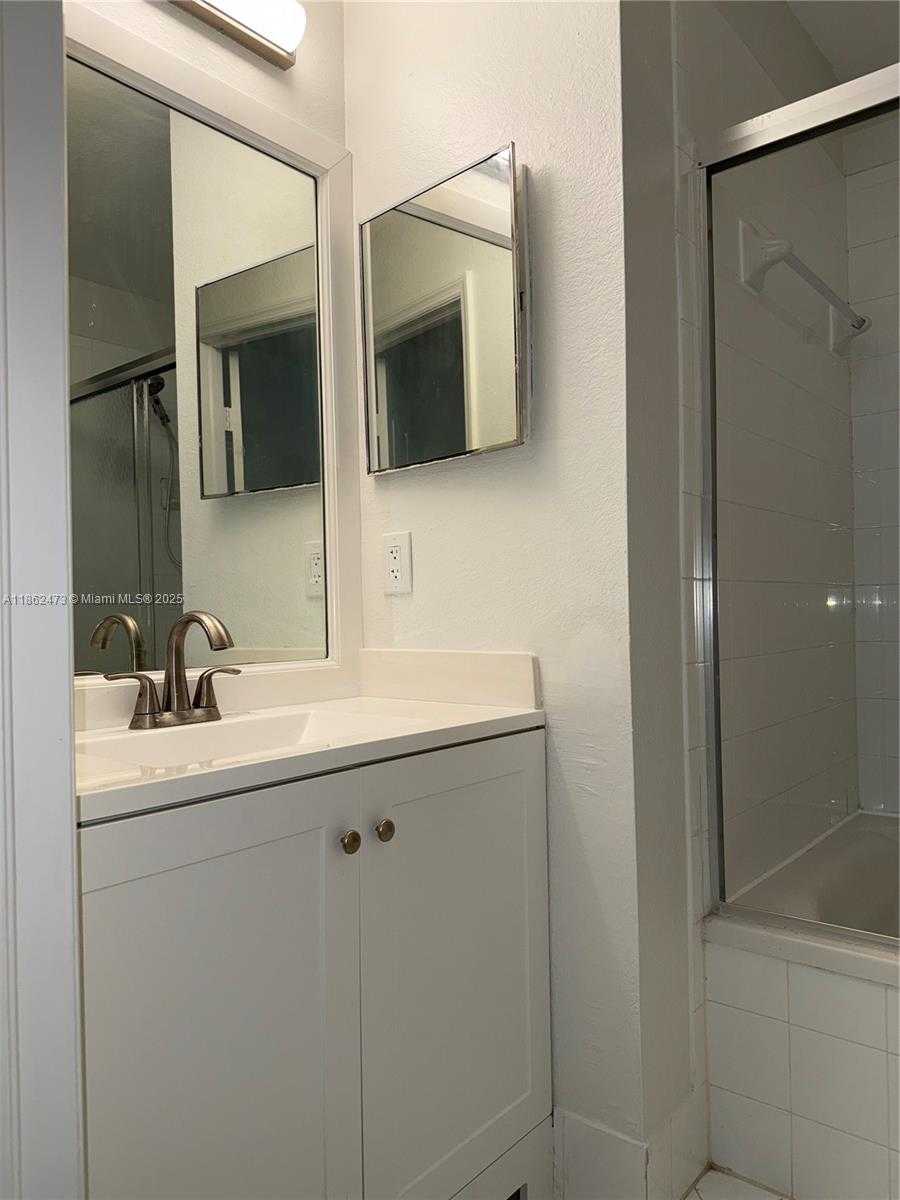 Small Image of Miami Number 24
