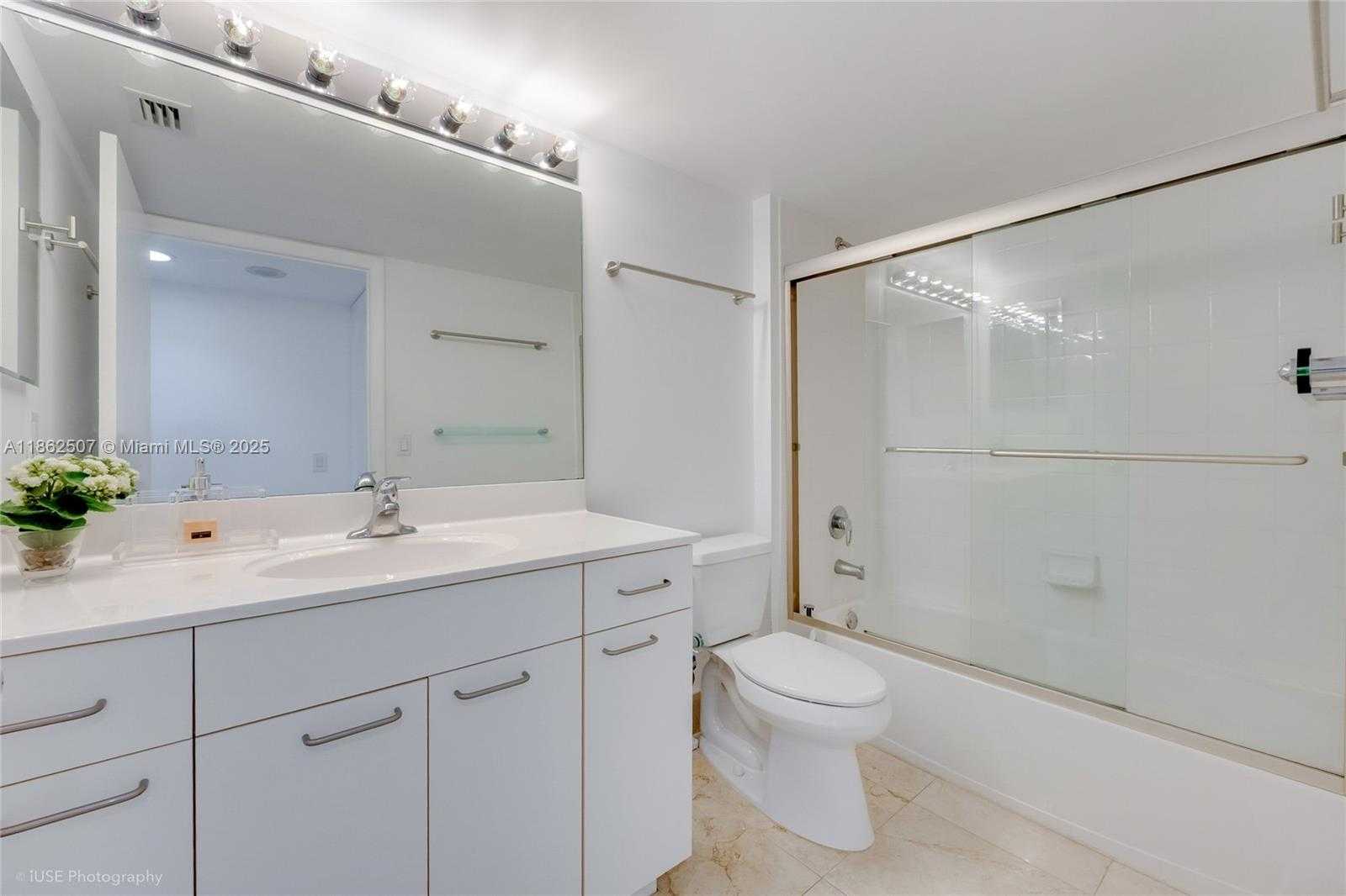 Small Image of 21055 YACHT CLUB DR #2401, Aventura Number 12