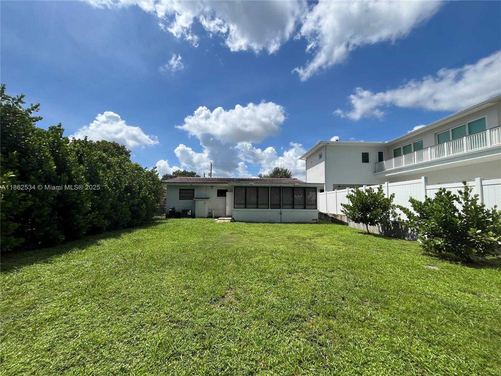 Small Image of 6345 SOUTH WEST 35TH ST, Miami Number 10