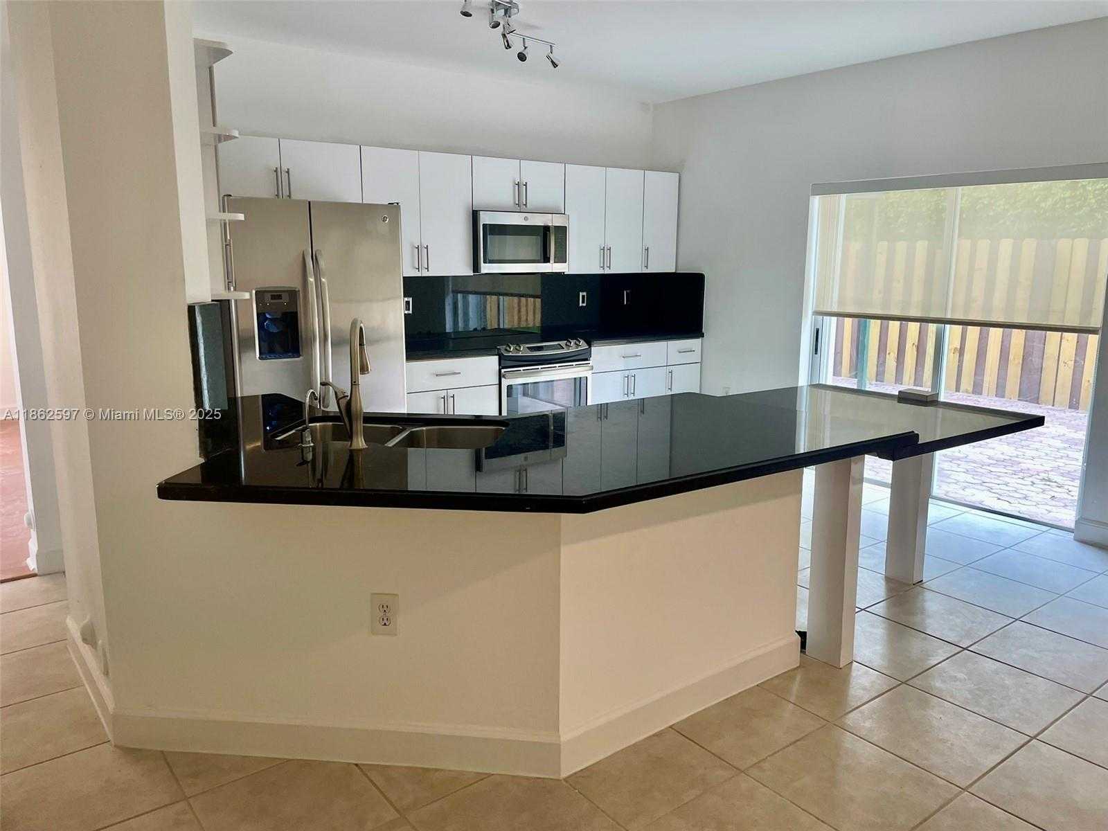 Small Image of 5871 NORTH WEST 112TH CT, Doral Number 2