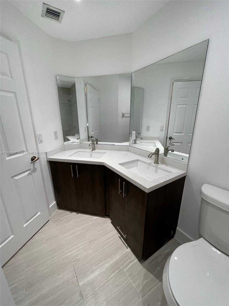 Small Image of 5871 NORTH WEST 112TH CT, Doral Number 27