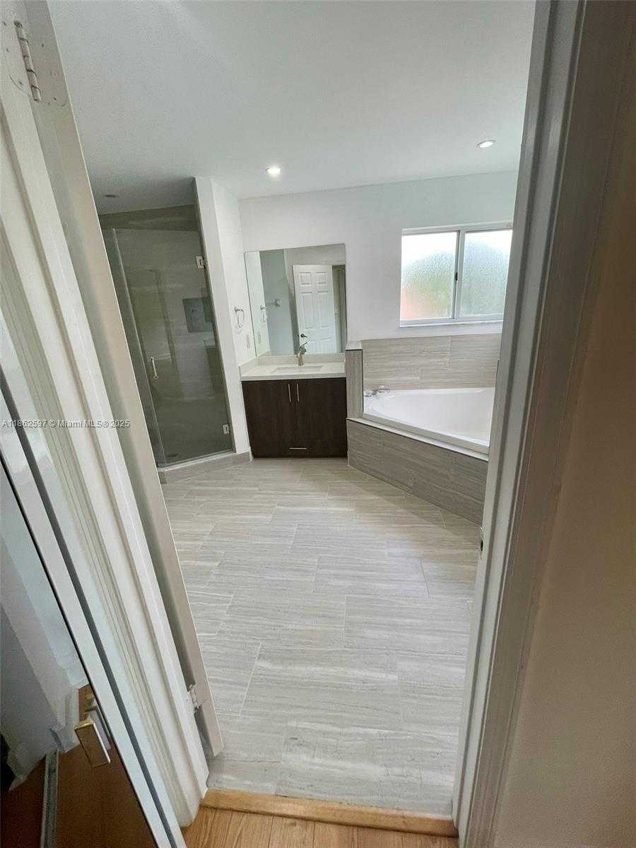 Small Image of 5871 NORTH WEST 112TH CT, Doral Number 29