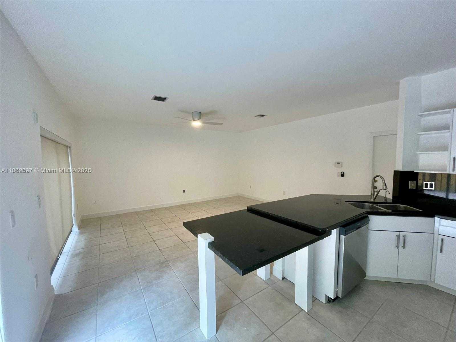Small Image of 5871 NORTH WEST 112TH CT, Doral Number 3