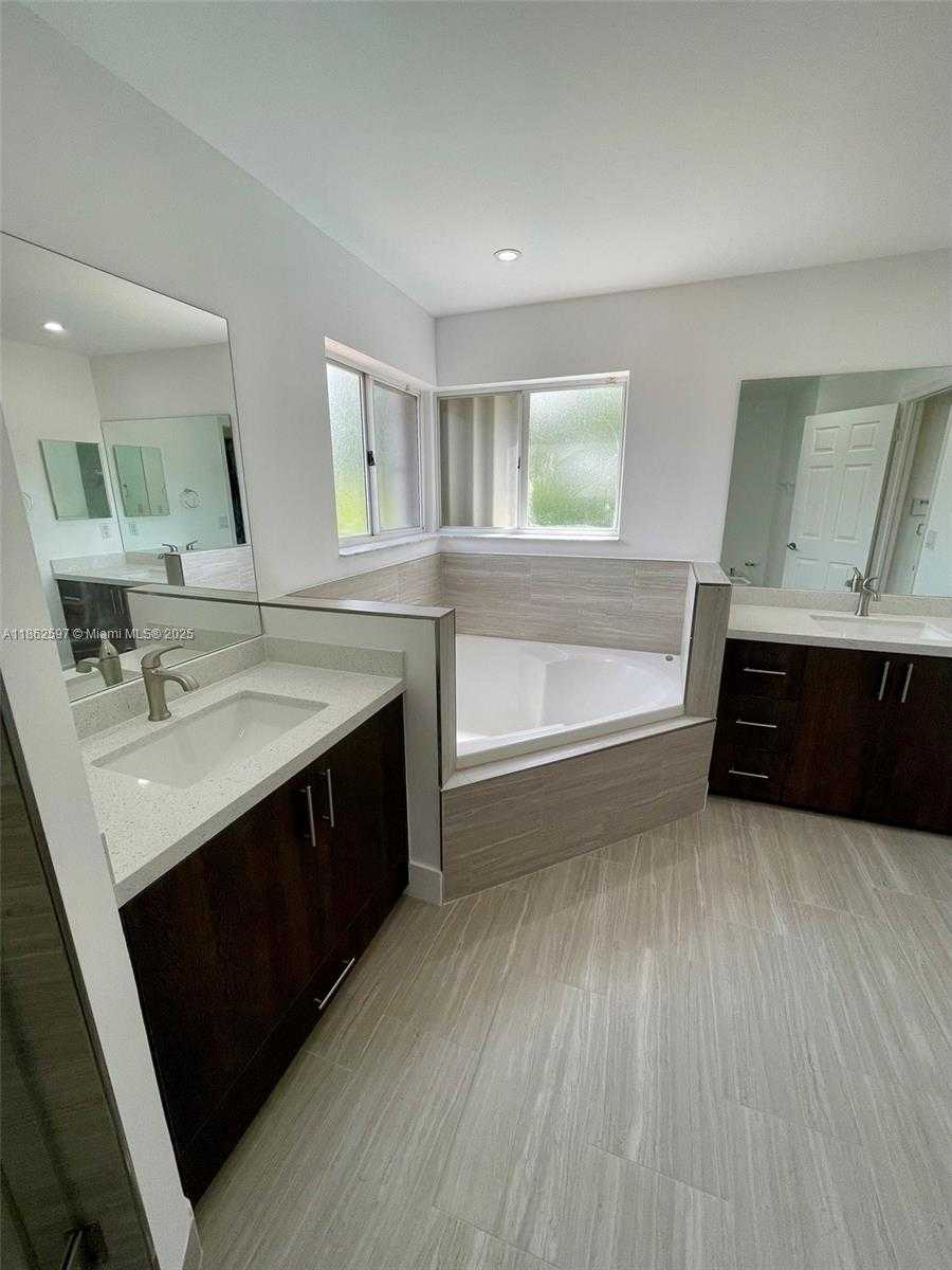 Small Image of 5871 NORTH WEST 112TH CT, Doral Number 31
