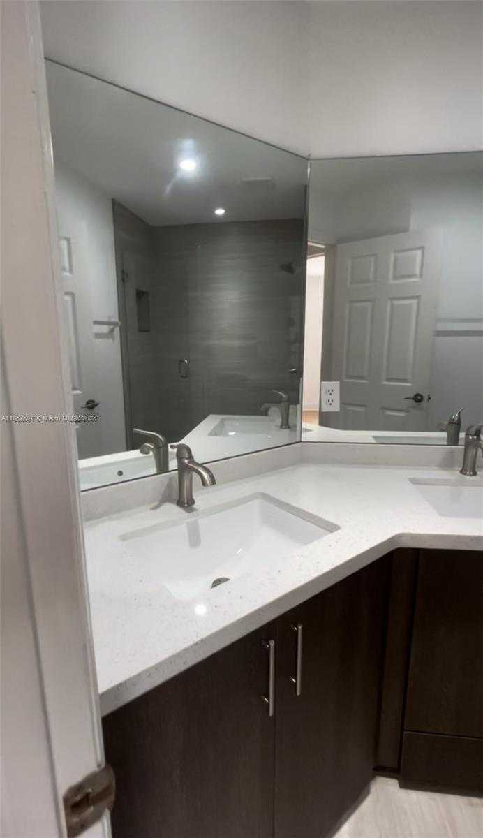 Small Image of 5871 NORTH WEST 112TH CT, Doral Number 33