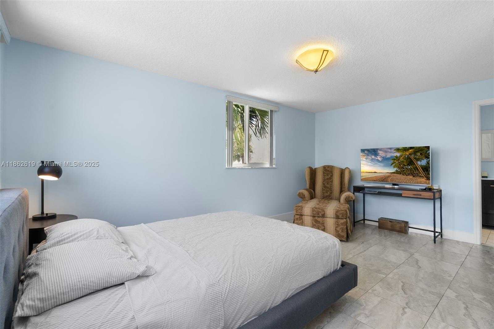 Small Image of Hollywood Number 49