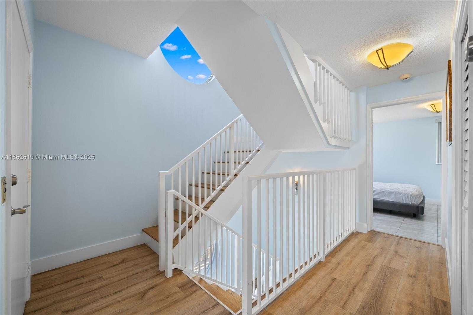 Small Image of Hollywood Number 51