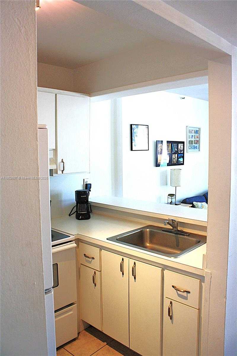 Small Image of 1035 WEST AVE #302, Miami Beach Number 6