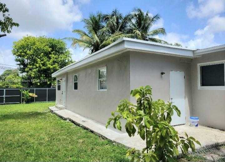 Small Image of 900 NORTH EAST 154TH ST, Miami Number 10