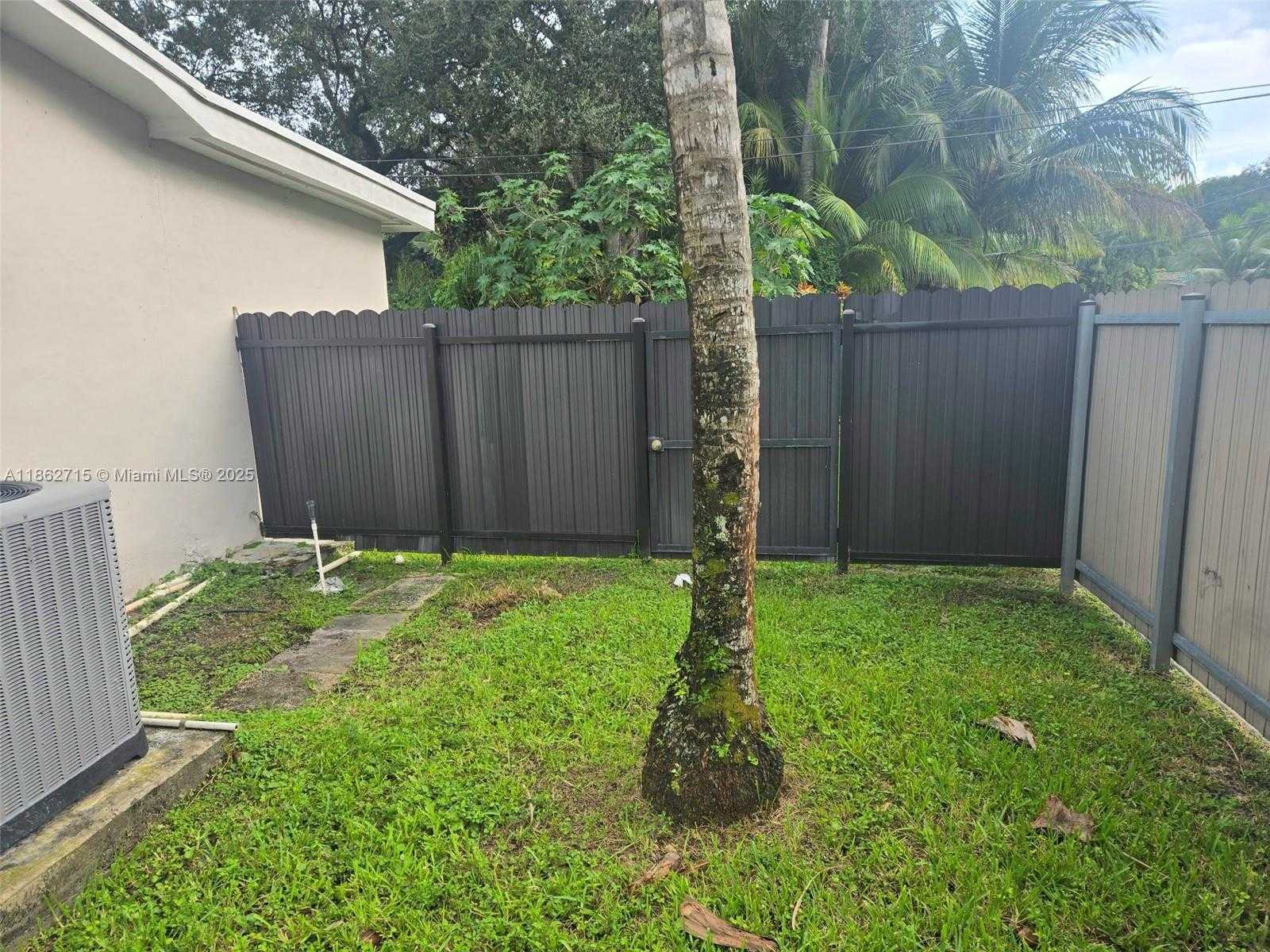 Small Image of 900 NORTH EAST 154TH ST, Miami Number 13