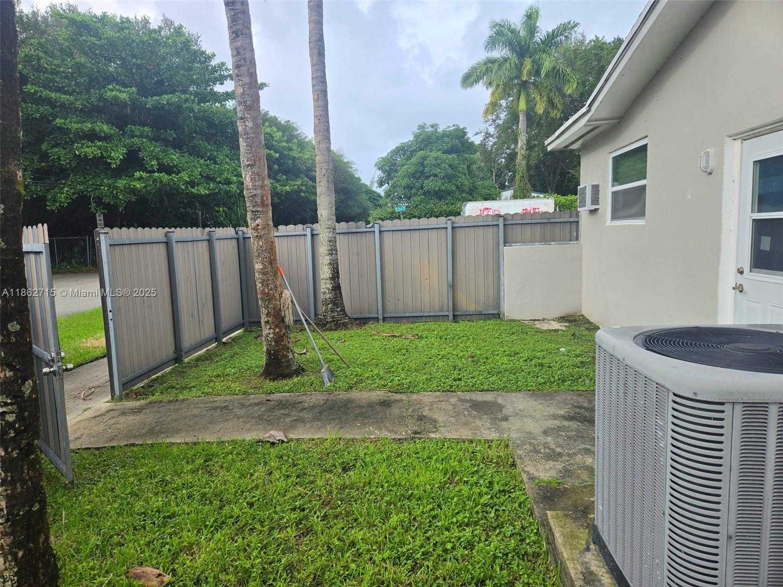 Small Image of 900 NORTH EAST 154TH ST, Miami Number 14