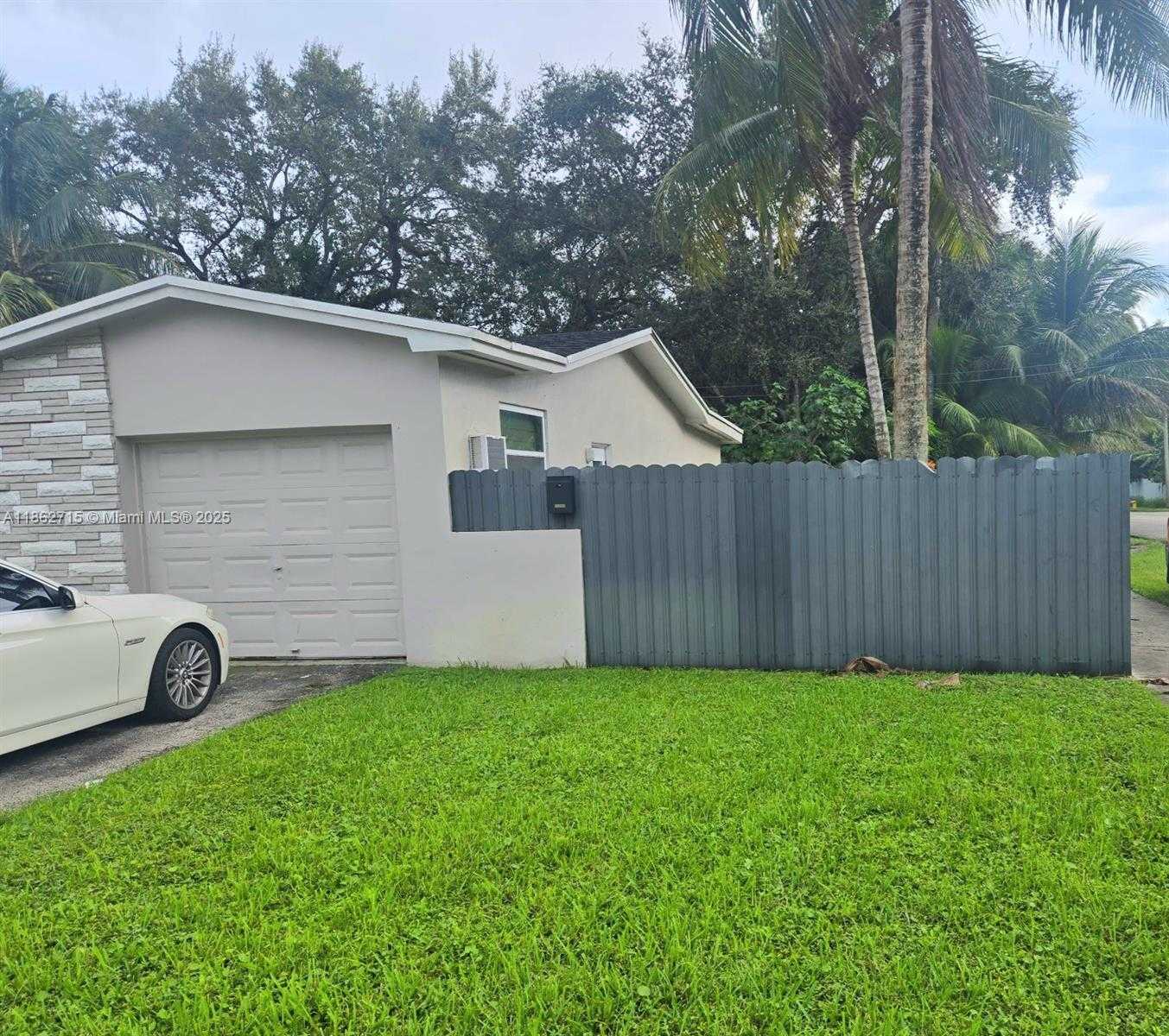 Small Image of 900 NORTH EAST 154TH ST, Miami Number 16