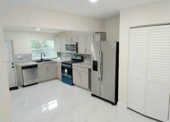 Small Image of 900 NORTH EAST 154TH ST, Miami Number 2