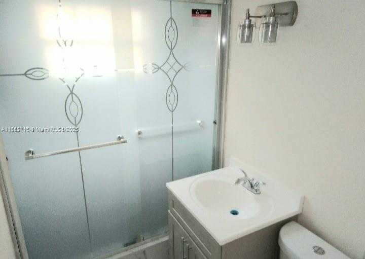 Small Image of 900 NORTH EAST 154TH ST, Miami Number 7