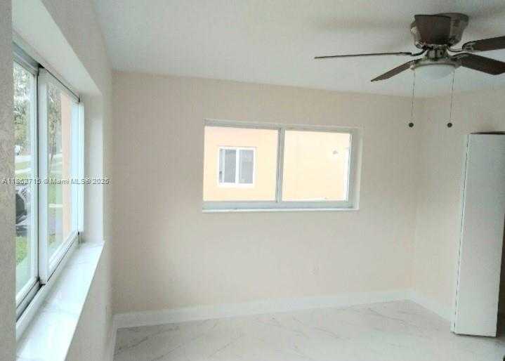 Small Image of 900 NORTH EAST 154TH ST, Miami Number 8