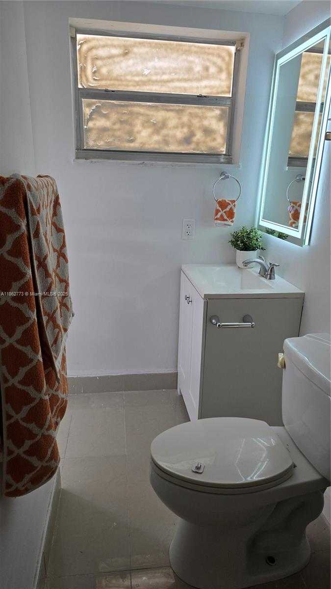 Small Image of 7900 TATUM WATERWAY DR #106, Miami Beach Number 10