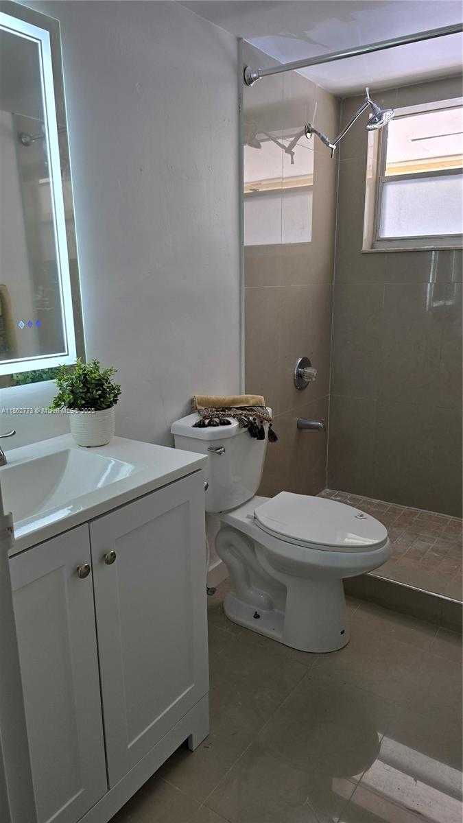 Small Image of 7900 TATUM WATERWAY DR #106, Miami Beach Number 15