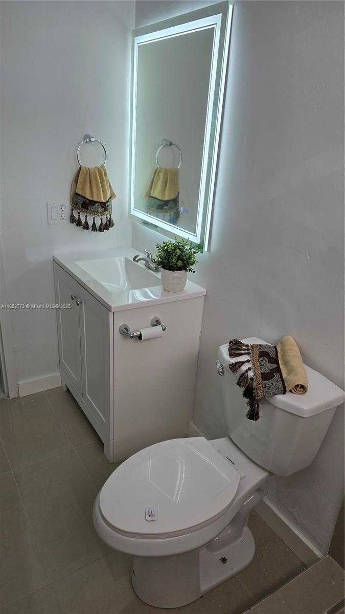 Small Image of 7900 TATUM WATERWAY DR #106, Miami Beach Number 16