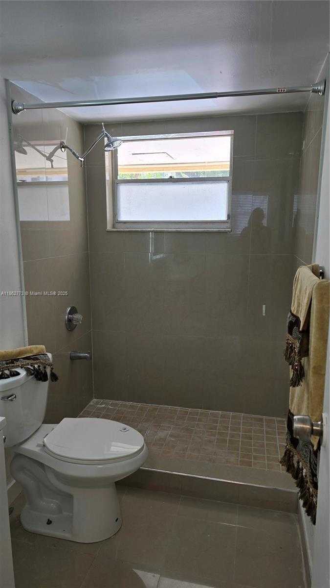 Small Image of 7900 TATUM WATERWAY DR #106, Miami Beach Number 17